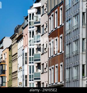 Eine farbenfrohe Mischung aus alten und neuen Wohngebäuden im belgischen Stadtteil köln Stockfoto