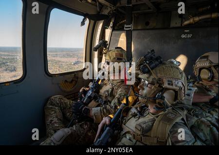 Staff Sgt. Dennis McClain, 146. Geschwader für Luftunterstützung, Oklahoma City Air National Guard, Und Senior Airman Travis Jackson, 165. ASOS, Georgia Air National Guard, Tactical Control Party Airmen, schauen Sie von der Rückseite eines HH-60G Pave Hawk Helikopters über Savannah, Georgia, während der Exercise Sunshine Rescue am 23. Januar 2023. In dieser Übung werden Airmen auf führende Such- und Rettungskapazitäten für Kampfhandlungen der nächsten Generation geschult. Während dieser Übung werden die taktische Flugkontrollpartei und die Pararescue Airmen fortschrittliche Kommunikations- und Befehls- und Steuerungstechnologien einsetzen Stockfoto