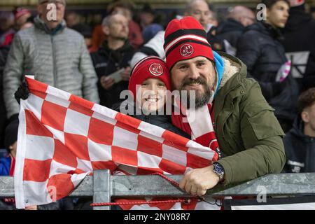 Burnley, Großbritannien. 1. März 2023 Fans von Fleetwood Town während des FA Cup-Spiels zwischen Burnley und Fleetwood Town in Turf Moor, Burnley, am Mittwoch, den 1. März 2023. (Foto: Mike Morese | MI News) Guthaben: MI News & Sport /Alamy Live News Stockfoto