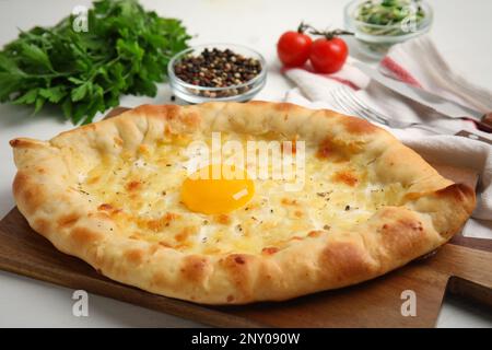 Frische köstliche Adjarian Khachapuri auf weißem Tisch, Nahaufnahme Stockfoto