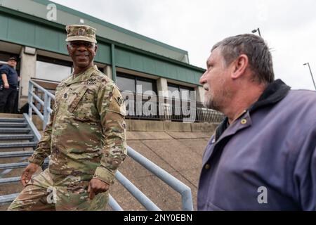 Oberstleutnant Maj Patrickson Toussaint, der hochrangige Berater der USA Armeekorps der Ingenieure, besucht die USA Army Corps of Engineers im Bezirk Pittsburgh und spricht mit Mitarbeitern der Monongahela River Locks and Dam 4 in Charleroi, Pennsylvania, 30. Januar 2023. Toussaint sprach mehrere Tage mit Mitarbeitern im gesamten Bezirk, um sich einen besseren Überblick über ihre Verantwortlichkeiten und Rollen bei der Unterstützung der Mission des Corps in der Region Pittsburgh zu verschaffen. Stockfoto