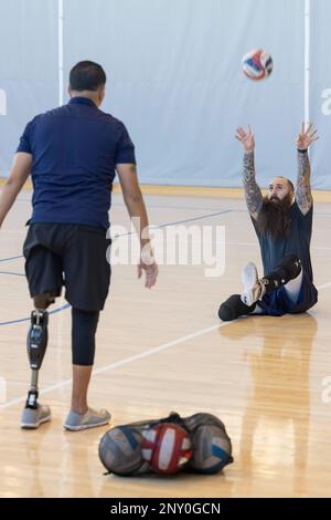 JOINT BASE PEARL HARBOR-HICKAM - (6. Februar 2023) Navy Wounded Warrior richtet ein adaptives Einführungslager für Sportler auf der Joint Base Pearl Harbor-Hickam vom 6. Bis 10. Februar aus. Sportler nahmen an Bogenschießen, Radfahren, Rudern, Schießen, sitzenden Volleyball, Schwimmen und Leichtathletik. Stockfoto