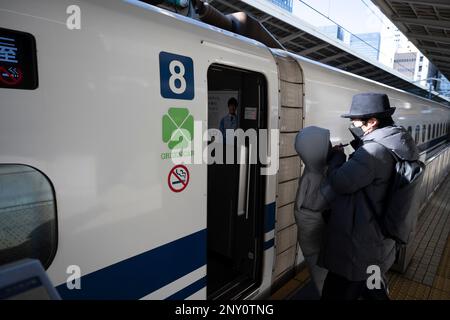 Tokio, Japan. 28. Februar 2023. Passagiere steigen in das Green Car der ersten Klasse mit dem JR Central TÅkaidÅ Shinkansen Kodama 737 Service nach Nagoya zu Beginn der abendlichen Rushhour ein. Die Linie betreibt den Technologiezug der Serie N700. Bahnhof Tokio (æ±ä°¬…) Ist ein historischer Verkehrsknotenpunkt in Japan und dient als Terminal für shinkansen und lokale Züge. Es ist auch ein Shopping- und Gastronomieziel mit Restaurants, Boutiquen und einem Hotel in seinem renovierten Backsteinhauptgebäude. Shinkansen (æ-å¹¹ç·š) ist Japans Hochgeschwindigkeitszug, der große Städte miteinander verbindet. Bekannt für SPE Stockfoto