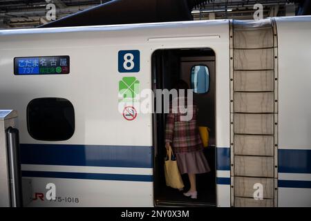 Tokio, Japan. 28. Februar 2023. Passagiere steigen in das Green Car der ersten Klasse mit dem JR Central TÅkaidÅ Shinkansen Kodama 737 Service nach Nagoya zu Beginn der abendlichen Rushhour ein. Die Linie betreibt den Technologiezug der Serie N700. Bahnhof Tokio (æ±ä°¬…) Ist ein historischer Verkehrsknotenpunkt in Japan und dient als Terminal für shinkansen und lokale Züge. Es ist auch ein Shopping- und Gastronomieziel mit Restaurants, Boutiquen und einem Hotel in seinem renovierten Backsteinhauptgebäude. Shinkansen (æ-å¹¹ç·š) ist Japans Hochgeschwindigkeitszug, der große Städte miteinander verbindet. Bekannt für SPE Stockfoto