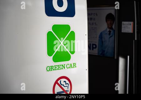 Tokio, Japan. 28. Februar 2023. Passagiere steigen in das Green Car der ersten Klasse mit dem JR Central TÅkaidÅ Shinkansen Kodama 737 Service nach Nagoya zu Beginn der abendlichen Rushhour ein. Die Linie betreibt den Technologiezug der Serie N700. Bahnhof Tokio (æ±ä°¬…) Ist ein historischer Verkehrsknotenpunkt in Japan und dient als Terminal für shinkansen und lokale Züge. Es ist auch ein Shopping- und Gastronomieziel mit Restaurants, Boutiquen und einem Hotel in seinem renovierten Backsteinhauptgebäude. Shinkansen (æ-å¹¹ç·š) ist Japans Hochgeschwindigkeitszug, der große Städte miteinander verbindet. Bekannt für SPE Stockfoto