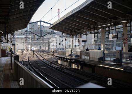 Tokio, Japan. 28. Februar 2023. Ein JR Central TÅkaidÅ Shinkansen Nozomi Service Zug fährt vom Bahnhof Tokio ab und bietet zu Beginn der abendlichen Hauptverkehrszeit einen Hochgeschwindigkeits-Intercity-Service nach Nagoya, Osaka, Okayama und Hiroshima. Die Linie betreibt den Technologiezug der Serie N700. Touristen mit JR-Pässen dürfen den Bahnhof Nozomi.Tokyo (æ±ä#¬é…) nicht benutzen. Ist ein historischer Verkehrsknotenpunkt in Japan und dient als Terminal für shinkansen und lokale Züge. Es ist auch ein Einkaufs- und Restaurantziel mit Restaurants, Boutiquen und einem Hotel in seinem renovierten Backsteinhauptgebäude Stockfoto