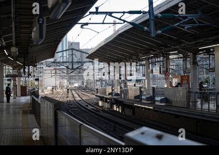 Tokio, Japan. 28. Februar 2023. Ein JR Central TÅkaidÅ Shinkansen Nozomi Service Zug fährt vom Bahnhof Tokio ab und bietet zu Beginn der abendlichen Hauptverkehrszeit einen Hochgeschwindigkeits-Intercity-Service nach Nagoya, Osaka, Okayama und Hiroshima. Die Linie betreibt den Technologiezug der Serie N700. Touristen mit JR-Pässen dürfen den Bahnhof Nozomi.Tokyo (æ±ä#¬é…) nicht benutzen. Ist ein historischer Verkehrsknotenpunkt in Japan und dient als Terminal für shinkansen und lokale Züge. Es ist auch ein Einkaufs- und Restaurantziel mit Restaurants, Boutiquen und einem Hotel in seinem renovierten Backsteinhauptgebäude Stockfoto