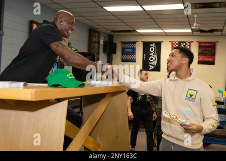 GREAT LAKES, Illinois (8. Februar 2023) Donald Driver, ein ehemaliger Wide Receiver der Green Bay Packers, trifft sich mit Matrosen an der Naval Station Great Lakes'Galley 535 bei einer Super Bowl-Mahlzeit und -Veranstaltung, die von Goodwill und MWR ausgerichtet wird. Das 1911 eröffnete NSGL ist die größte Ausbildungseinrichtung der Marine und das einzige Boot Camp der Marine. Die Anlage befindet sich auf über 1600 Morgen Land mit Blick auf Lake Michigan und umfasst 1.153 Gebäude, davon 39 im National Register of Historic Places. NSGL unterstützt über 50 Mandantenbefehle und -Elemente sowie über 20.000 Matrosen, Marines, Soldaten und Zivilisten des Verteidigungsministeriums Stockfoto