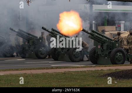 USA Militärsoldaten, die dem 192. Militärpolizeibataillon der Nationalgarde Connecticut zugeteilt sind, feuern einen 19-Schuss Salut aus einer Batterie M101A1-Haubitzen vor dem Gouverneur William A. O'Neill Armory, Hartford, Connecticut, 4. Januar 2023. Der Gruß erinnert an die Amtseinführung von Gouverneur Ned Lamont. Stockfoto