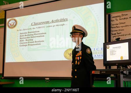 CHICAGO (20. Januar 2023) Ein Kadett Des George Westinghouse College Prep High School Navy Junior Reserve Officers Training Corps (NJROTC) erteilt Fond-ADM eine Einsatzunterweisung. Jennifer Couture, Commander, Naval Service Training Command (NSTC) (dritter von links), während eines Besuchs vor Ort in NJROTC am 20. Januar. Couture und ihr NSTC-Personal mit Hauptsitz in Naval Station Great Lakes, Illinois, beaufsichtigen das NJROTC-Programm, das aus mehr als 600 Einheiten in den USA besteht. Stockfoto