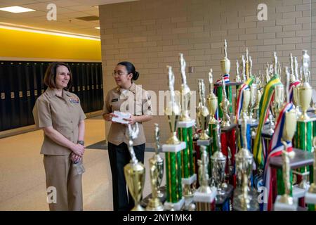 CHICAGO (20. Januar 2023) Ein Kadett Des George Westinghouse College Prep High School Navy Junior Reserve Officers Training Corps (NJROTC) (rechts) zeigt Unit Trophäen an Rear ADM. Jennifer Couture, Commander, Naval Service Training Command (NSTC) (links), während eines Besuchs vor Ort am 20. Januar. Couture und ihr NSTC-Personal mit Hauptsitz in Naval Station Great Lakes, Illinois, beaufsichtigen das NJROTC-Programm, das aus mehr als 600 Einheiten in den USA besteht. Stockfoto