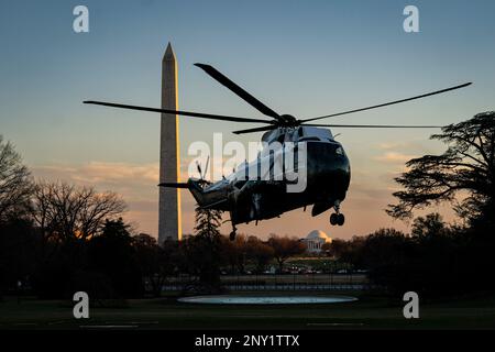 Washington, DC, USA. 28. Februar 2023. Marine One, mit US-Präsident Joe Biden, fliegt am Washington Monument vorbei und kommt auf dem südlichen Rasen des Weißen Hauses an, nachdem er am Dienstag, den 28. Februar, auf Marine One in Washington, DC, USA angekommen ist. 2023. Biden diskutierte seinen Plan, den Zugang der Amerikaner zu erschwinglicher Gesundheitsversorgung in Virginia Beach zu schützen. Kredit: Al Drago/Pool über CNP/dpa/Alamy Live News Stockfoto