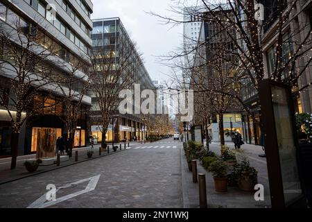 Tokio, Japan. 8. Februar 2023. Fast leere Straßen zwischen großen Bürogebäuden im Geschäftsviertel Marunouchi an einem Winterabend. Die Regierung Kishida wird angesichts der wirtschaftlichen Kämpfe Japans mit einer sinkenden Geburtenrate eine neue Einwanderungs- und Bevölkerungspolitik aufzeigen. (Kreditbild: © Taidgh Barron/ZUMA Press Wire) NUR REDAKTIONELLE VERWENDUNG! Nicht für den kommerziellen GEBRAUCH! Stockfoto