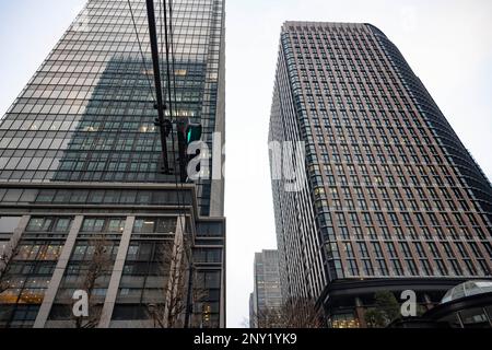 Tokio, Japan. 8. Februar 2023. Fast leere Straßen zwischen großen Bürogebäuden im Geschäftsviertel Marunouchi an einem Winterabend. Die Regierung Kishida wird angesichts der wirtschaftlichen Kämpfe Japans mit einer sinkenden Geburtenrate eine neue Einwanderungs- und Bevölkerungspolitik aufzeigen. (Kreditbild: © Taidgh Barron/ZUMA Press Wire) NUR REDAKTIONELLE VERWENDUNG! Nicht für den kommerziellen GEBRAUCH! Stockfoto