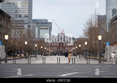 Tokio, Japan. 8. Februar 2023. Tokio Station an einem ruhigen, wolkigen, grauen Wintertag, vom großen zentralen Geschäftsviertel Marunouchi aus gesehen, wo sich der Hauptsitz vieler japanischer Unternehmen wie Mitsubishi befindet. Die Regierung Kishida wird angesichts der wirtschaftlichen Probleme Japans mit einer sinkenden Geburtenrate neue Einwanderungs- und Bevölkerungspolitiken aufdecken. (Kreditbild: © Taidgh Barron/ZUMA Press Wire) NUR REDAKTIONELLE VERWENDUNG! Nicht für den kommerziellen GEBRAUCH! Stockfoto