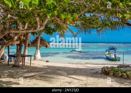 Mahahual, Quintana Roo, Mexiko, Eine Meereslandschaft der costa maya mit einem Fischerboot in Mahahual Stockfoto