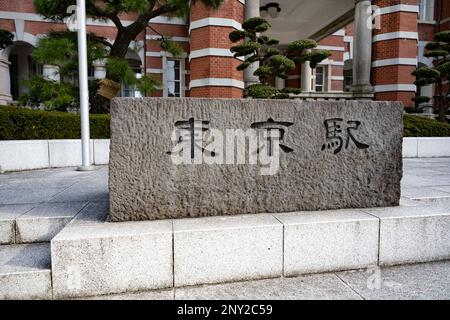 Tokio, Japan. 6. Februar 2023. Der Eckstein der Tokyo Station Marunouchi Side an einem sonnigen Tag, der Pendler und Touristen gleichermaßen mit JR Ost und JR Central Intercity Zügen bedient. Tokyo Station (æ±ä#¬...) Ist ein historischer Verkehrsknotenpunkt in Japan und dient als Terminal für shinkansen und lokale Züge. Es ist auch ein Shopping- und Gastronomieziel mit Restaurants, Boutiquen und einem Hotel in seinem renovierten Backsteingebäude Hauptgebäude. Die Regierung Kishida wird angesichts der wirtschaftlichen Probleme Japans mit sinkenden Geburtenraten neue Einwanderungs- und Bevölkerungspolitiken aufzeigen. (Kreditbild: © Taidgh Stockfoto