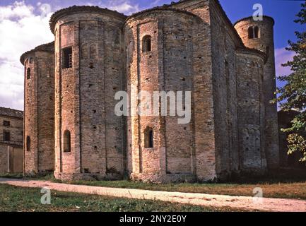 Kirche San Claudio al Chienti. Macerata. Hintere Höhe. Stockfoto