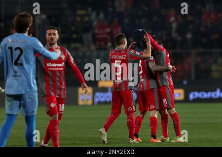 Cremona, Italien. 28. Februar 2023. Italien, Cremona, februar 28 2023: Spieler von Cremonese feiern den Sieg am Ende des Fußballspiels CREMONESE vs AS ROMA, Serie A Tim 2022-2023 day24, Zini-Stadion (Kreditbild: © Fabrizio Andrea Bertani/Pacific Press via ZUMA Press Wire) NUR REDAKTIONELLE VERWENDUNG! Nicht für den kommerziellen GEBRAUCH! Stockfoto