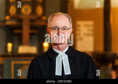 Wiesbaden, Deutschland. 24. Februar 2023. Thomas Hartmann, Pastor der protestantischen Thalkirche, steht in der historischen Thalkirche. Der Pastor predigt mit ChatGPT (Generative Pre-trained Transformer), einem Chatbot. Ein Chatbot, kurz bot, ist ein textbasiertes Dialogsystem, das das Chatten mit einem technischen System ermöglicht. (An dpa 'Pastor aus Wiesbaden hat Predigten mit ChatGPT geschrieben') Kredit: Andreas Arnold/dpa/Alamy Live News Stockfoto