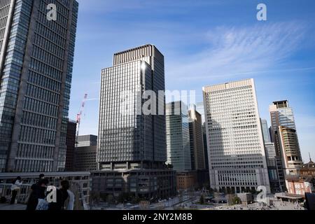 Tokio, Japan. 6. Februar 2023. Bürogebäude und gewerbliche Immobilien außerhalb des Bahnhofs Tokio in Marunouchi.Marunouchi (ä¸¸Ã å†…) Ein Viertel im Herzen von Tokio, bekannt für sein Geschäftsviertel und exklusive Einkaufsmöglichkeiten. Es ist die Heimat vieler großer Konzerne sowie historischer Gebäude und Museen. Die Regierung Kishida wird angesichts der wirtschaftlichen Probleme Japans mit sinkenden Geburtenraten neue Einwanderungs- und Bevölkerungspolitiken aufzeigen. (Kreditbild: © Taidgh Barron/ZUMA Press Wire) NUR REDAKTIONELLE VERWENDUNG! Nicht für den kommerziellen GEBRAUCH! Stockfoto