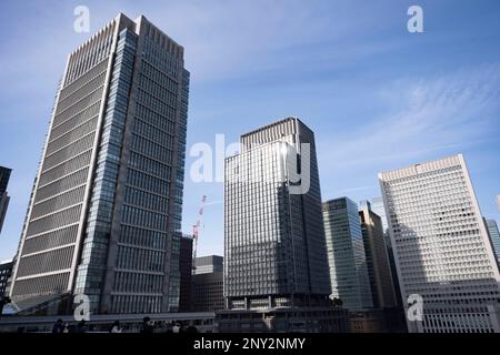 Tokio, Japan. 6. Februar 2023. Bürogebäude und gewerbliche Immobilien außerhalb des Bahnhofs Tokio in Marunouchi.Marunouchi (ä¸¸Ã å†…) Ein Viertel im Herzen von Tokio, bekannt für sein Geschäftsviertel und exklusive Einkaufsmöglichkeiten. Es ist die Heimat vieler großer Konzerne sowie historischer Gebäude und Museen. Die Regierung Kishida wird angesichts der wirtschaftlichen Probleme Japans mit sinkenden Geburtenraten neue Einwanderungs- und Bevölkerungspolitiken aufzeigen. (Kreditbild: © Taidgh Barron/ZUMA Press Wire) NUR REDAKTIONELLE VERWENDUNG! Nicht für den kommerziellen GEBRAUCH! Stockfoto