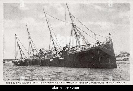 SS Imo Steamship, am Strand im Hafen von Dartmouth NS, 1917 Postkarte. Nicht identifizierter Fotograf. (Die SS Imo hatte mit dem französischen Frachtschiff Mont-Blanc zusammengestoßen, das Munition transportierte. Der Mont-Blanc fing Feuer, explodierte im Hafen von Halifax, tötete ca. 2000 Menschen und verletzte ca. 9000.) Stockfoto