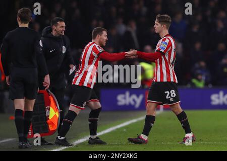 John Fleck #4 von Sheffield United spielt James McAtee #28 von Sheffield United während des Emirates FA Cup Fifth Round Match Sheffield United gegen Tottenham Hotspur in Bramall Lane, Sheffield, Großbritannien, 1. März 2023 (Foto von Gareth Evans/News Images) Stockfoto