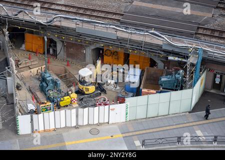 Tokio, Japan. 6. Februar 2023. Bau- und Renovierungsarbeiten an dem Infrastruktur-Viadukt für lokale JR East Züge, die sich dem Bahnhof Tokio nähern. Die Kishida-Administration wird angesichts der wirtschaftlichen Probleme Japans mit sinkenden Geburtenraten neue Einwanderungs- und Bevölkerungspolitiken enthüllen. (Kreditbild: © Taidgh Barron/ZUMA Press Wire) NUR REDAKTIONELLE VERWENDUNG! Nicht für den kommerziellen GEBRAUCH! Stockfoto