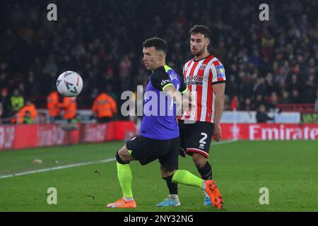 Sheffield, Großbritannien. 01. März 2023. George Baldock #2 von Sheffield United spielt den Ball beim Fifth-Round-Spiel Sheffield United vs Tottenham Hotspur im Emirates FA Cup in Bramall Lane, Sheffield, Großbritannien, 1. März 2023 (Foto von Gareth Evans/News Images) in Sheffield, Großbritannien, am 3./1. März 2023. (Foto: Gareth Evans/News Images/Sipa USA) Guthaben: SIPA USA/Alamy Live News Stockfoto