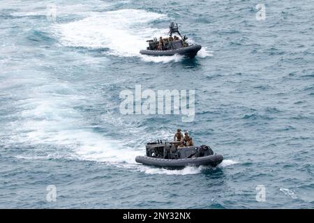 NATUNA SEA (7. Januar 2023) – Marines, die einem Marine-RAID-Force-Zug (MRF) zugeteilt wurden, begannen an Bord der Amphibien-Transportanlage USS Anchorage (LPD 23) und kehrten von einer VBSS-Trainingsübung (Visit, Board, Search, and seizure) an Bord der mobilen Stützstelle Lewis B. Puller-Klasse USS Miguel Keith (ESB 5. Januar) zurück (ESB 7). Durch die Synchronisierung der komplementären Fähigkeiten der 13. Marineexpeditionstruppe (MEU) und der USS Anchorage wird der traditionelle Einfluss der Meeresenergie verstärkt, um eine wettbewerbsfähigere und tödlichere Kraft zu erzeugen. Die Makin Island Amphibious Ready Group, bestehend aus einem amphibischen Angriffsschiff USS Ma Stockfoto