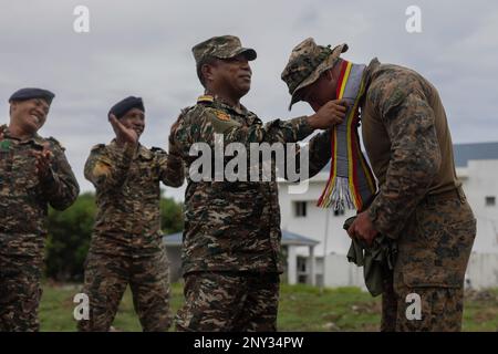 MARINESTÜTZPUNKT HERA, TIMOR-LESTE (13. Februar 2023) – Ein Fuzileiro aus Timor-Leste ist ein Geschenk über die USA Kapitän des Marine Corps William Vivian, kommandierender Offizier der Echo Company, dem Landungsteam 2/4, 13. Marine Expeditionary Unit, während der Kooperation über Wasser Bereitschaft und Ausbildung/Marine Übung Timor-Leste, Februar 13 zugewiesen. CARAT/MAREX Timor-Leste ist eine bilaterale Übung zwischen Timor-Leste und den Vereinigten Staaten, die darauf abzielt, die regionale Sicherheitszusammenarbeit zu fördern, maritime Partnerschaften aufrechtzuerhalten und zu stärken und die maritime Interoperabilität zu verbessern. In seinem 28. Jahr besteht die KARAT-Serie aus Stockfoto