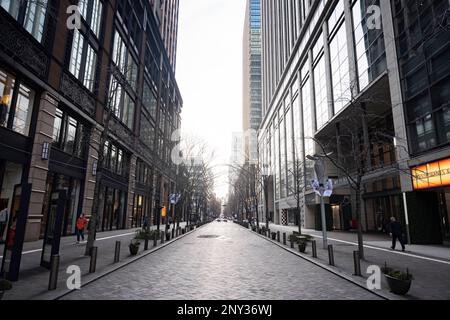 Tokio, Japan. 6. Februar 2023. Die Straßen von Marunouchi zwischen großen Bürogebäuden. Marunouchi (ä¸¸Ã å†…) Ein Viertel im Herzen von Tokio, bekannt für sein Geschäftsviertel und exklusive Einkaufsmöglichkeiten. Es ist die Heimat vieler großer Konzerne sowie historischer Gebäude und Museen. Die Regierung Kishida wird angesichts der wirtschaftlichen Probleme Japans mit sinkenden Geburtenraten neue Einwanderungs- und Bevölkerungspolitiken aufzeigen. (Kreditbild: © Taidgh Barron/ZUMA Press Wire) NUR REDAKTIONELLE VERWENDUNG! Nicht für den kommerziellen GEBRAUCH! Stockfoto