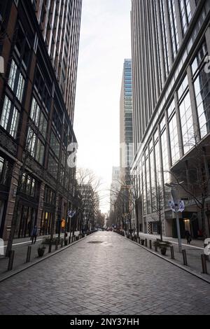 Tokio, Japan. 6. Februar 2023. Die Straßen von Marunouchi zwischen großen Bürogebäuden. Marunouchi (ä¸¸Ã å†…) Ein Viertel im Herzen von Tokio, bekannt für sein Geschäftsviertel und exklusive Einkaufsmöglichkeiten. Es ist die Heimat vieler großer Konzerne sowie historischer Gebäude und Museen. Die Regierung Kishida wird angesichts der wirtschaftlichen Probleme Japans mit sinkenden Geburtenraten neue Einwanderungs- und Bevölkerungspolitiken aufzeigen. (Kreditbild: © Taidgh Barron/ZUMA Press Wire) NUR REDAKTIONELLE VERWENDUNG! Nicht für den kommerziellen GEBRAUCH! Stockfoto