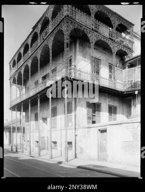 Le Pretre Mansion, 716 Dauphine St., New Orleans, Orleans Parish, Louisiana. Carnegie Survey of the Architecture of the South (Carnegie-Umfrage zur Architektur des Südens). Usa, Louisiana, Orleans Parish, New Orleans, Bürgersteige, Balkone, Eisenarbeiten, Gebäude. Stockfoto