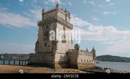 Portugal, Lissabon - 17. Juli 2022: Mittelalterlicher Turm am Flussufer. Aktion. Der alte weiße Turm steht an sonnigen Tagen am Flussufer. Belen Tower auf der Insel in Li Stockfoto