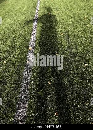 Ein Schatten auf dem Fußballfeld. Stockfoto