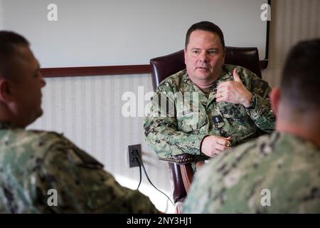 230222-N-TH560-0910 NORFOLK, VA (22. Februar 2023) – Chief of Naval Staff Vice ADM. Rick Cheeseman spricht zu Commander, Submarine Force Atlantic's Pay Improvement Team, Submarine Staffel Headquarters, 22. Februar 2023. Cheeseman and Staff, Manpower und Training Fleet Master Chief Delbert Terrell Jr. besuchten Kommandos am Ufer der Naval Station Norfolk, um über Karriere, Bezahlung und Personaldienste zu sprechen. Stockfoto