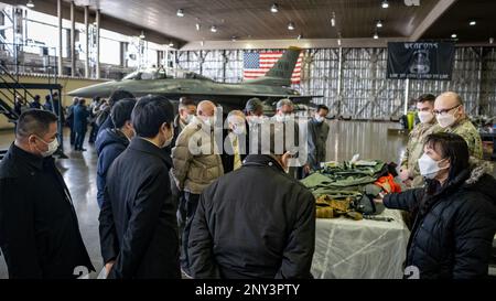 Eine Gruppe von Teilnehmern der Japan-American Air Force Goodwill Association (JAAGA) wird am 21. Februar 2023 in Misawa Air Base, Japan, die Flugausrüstung gezeigt. Die JAAGA, eine Gruppe japanischer Unternehmensführer, trägt zur Verbesserung der Freundschaft und Bindung zwischen den USA bei Die Luftwaffe und die Japan Air Self Defense Force. Stockfoto