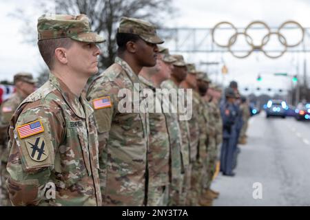 Gouverneur Brian Kemp, USA Generalmajor Tom Carden, Adjutant General of Georgia, und Oberst Chris Wright, Georgia Department of Public Safety Commissioner, prüfen eine Zusammenstellung von Soldaten, Flugzeugen, Georgia State Patrol Officers und Georgia State Defense Force Freiwilligen am 12. Januar 2023 im Georgia State Convocation Center bei Atlanta, Georgia. Stockfoto