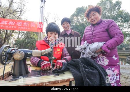 HUZHOU, CHINA - 2. MÄRZ 2023 - Ein Freiwilliger reparierte Kleidung für Einwohner der Wuyang Community, Wuyang Street, Deqing County, Huzhou City, Ostchina Stockfoto