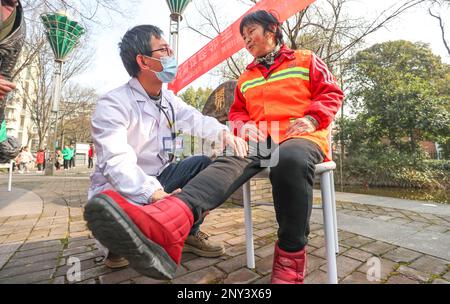 HUZHOU, CHINA - 2. MÄRZ 2023 - Ein medizinischer Freiwilliger prüft Sanitäter in Wuyang Gemeinde, Wuyang Street, Deqing County, Huzhou Stadt, East CH Stockfoto