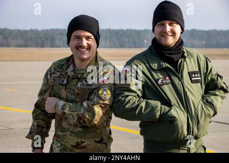 Diese Woche nahm die Kampfluftfahrtbrigade der 1. Panzerdivision zusammen mit der polnischen 25. Air Calvary Brigade an der gemeinsamen Übung Rotor 23 Teil. Ziel der Schulung war es, die Interoperabilität des Luftverkehrs zwischen den beiden Ländern zu verbessern. Während der Übung flogen unsere CH-47 Chinooks neben den polnischen Hubschraubern Mi-17 und Mi-8 von 25 Brygada Kawalerii Powietrznej. Während wir weiterhin an der Seite unserer NATO-Partner und Verbündeten trainieren, werden wir gemeinsam stärker (PFC. Jacob Nunnenkamp) Stockfoto