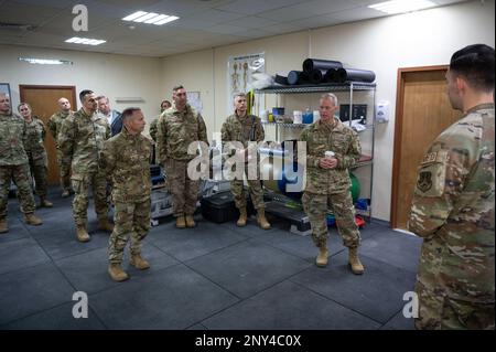 USA Air Force General Mark Kelly, Commander des Air Combat Command und Kommandoleiter Master Sgt. John Storms, ACC, erfahren Sie mehr über die Vorteile der Physiotherapie, die den Flugzeugen während einer Tour auf dem Luftwaffenstützpunkt Ali Al Salem, Kuwait, am 15. Februar 2023 angeboten werden. AASAB ist die USA Das Theaterportal des Zentralkommandos; ist dafür verantwortlich, Ressourcen und Fähigkeiten weiter in den Zuständigkeitsbereich zu bringen, während die Vereinigten Staaten ihre dauerhafte Präsenz in der AOR verstärken. Stockfoto