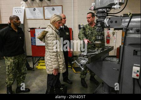 GREAT LAKES, Illinois (26. Januar 2022) Chief Hull Technician Cory P. Bowman, Right, ein Lehrer, der beim Surface Warfare Engineering School Command Great Lakes (SWESC GL) stationiert ist, demonstriert das praktische Training mit der Bohrmaschine an der Machinery Repair man ‚A‘ School, bis zum Rear ADM Brendan McLane, Commander, Naval Surface Force Atlantic, Bei einem Besuch der Naval Station Great Lakes Beitritts-Ausbildungsstätten. Der Besuch umfasste Toureneinrichtungen und beschäftigte sich mit Seeleuten an den SWESC GL Schulen und Recruit Training Command, einschließlich der Beobachtung der neuesten modernisierten Trainingsmethoden für Ready relevant Stockfoto