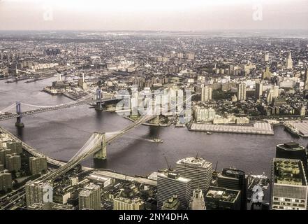 East River aus Sicht des World Trade Center, New York, USA, 1984 Stockfoto