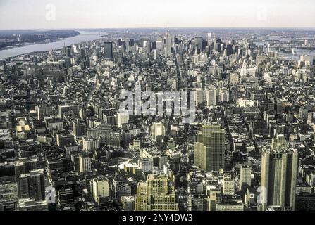 Blick nach Norden in Richtung Empire State Building vom World Trade Center, New York, USA, 1984 Stockfoto