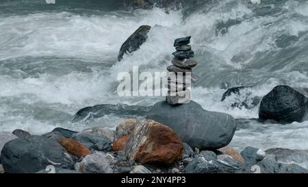 Riesige Wasserströme strömen flussabwärts. Kreativ. Nahaufnahmen mit kaltem Wasser, das gegen die Felsen des Bodens schlägt. Hochwertige 4K Meter Stockfoto