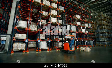 KAS-Turkey, Oktober-5,2022: Kreativ.Working with the Readiness of goods, wo die Arbeiter die Pakete in die Regale stellen. Hochwertige 4K-Aufnahmen Stockfoto