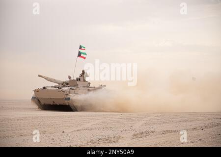 Eine Panzercrew der Kuwait-Landstreitkräfte geht vor Beginn der Übung Al Tahreer in Camp Buehring, Kuwait, 20. Februar 2023 in Position. Al Tahreer war eine trilaterale Übung mit mehreren Bereichen, als Land- und Luftwaffe zusammenarbeiteten, um Ziele mit Feldartillerie, Luftangriffen und Bodenunterstützung zu neutralisieren. Die Fähigkeit der Koalition, wie Al Tahreer eine kombinierte Feuerübung mit Waffen effektiv durchzuführen, ist ein Beleg für die Führungsstärke und Professionalität der beteiligten Mitglieder. (USA Armeefoto von SPC. David Campos-Contreras) Stockfoto